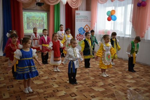 В детском саду «Колосок» прошёл праздничный концерт «Мелодия родного языка»