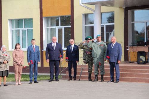Мемориальную доску в память о погибшем участнике спецоперации открыли в Болгаре