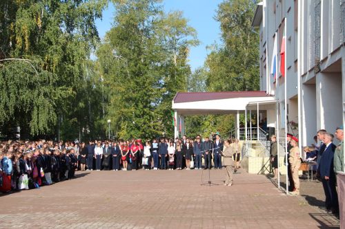 Открытие мемориальной доски в память о Кавалере Ордена Мужества Раисе Зиннатуллине в Болгарской кадетской школе-интернате им. П.А.Карпова