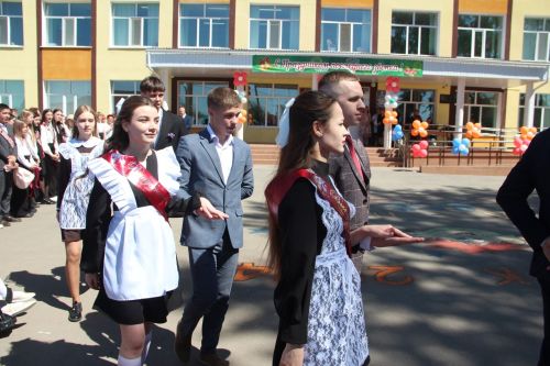 В первой городской школе прозвенел последний звонок