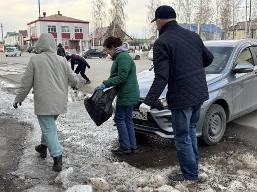 Сотрудники администрации и исполкома Спасского района вышли на субботник