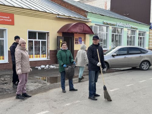 Сотрудники администрации и исполкома Спасского района вышли на субботник