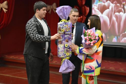 Ребята из ансамбля "Весёлая компания" поздравили своих мам и бабушек с 8 марта