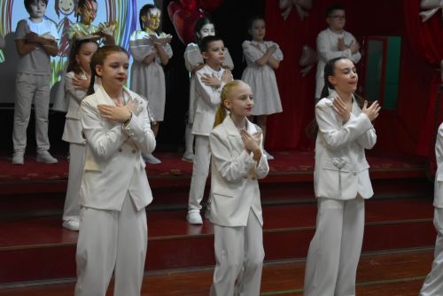 Ребята из ансамбля "Весёлая компания" поздравили своих мам и бабушек с 8 марта