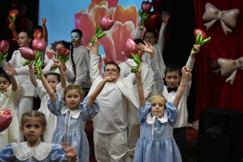 Ребята из ансамбля "Весёлая компания" поздравили своих мам и бабушек с 8 марта