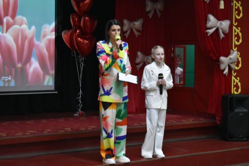 Ребята из ансамбля "Весёлая компания" поздравили своих мам и бабушек с 8 марта