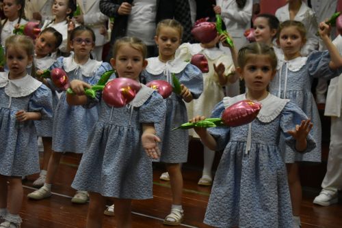 Ребята из ансамбля "Весёлая компания" поздравили своих мам и бабушек с 8 марта