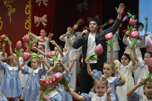 Ребята из ансамбля "Весёлая компания" поздравили своих мам и бабушек с 8 марта