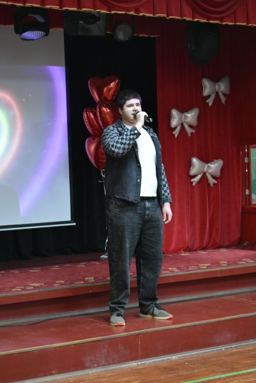 Ребята из ансамбля "Весёлая компания" поздравили своих мам и бабушек с 8 марта