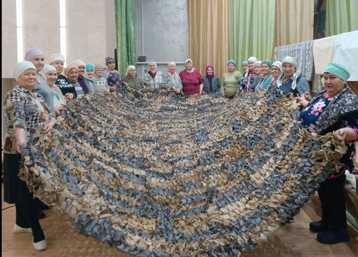 Жители сёл Чечекле и Юлдуз готовят травяной чай и плетут сети для бойцов СВО