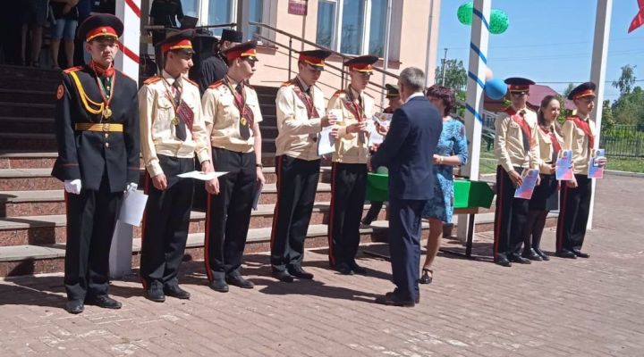 В день последнего звонка Спасским школьникам вручили знаки отличия ГТО