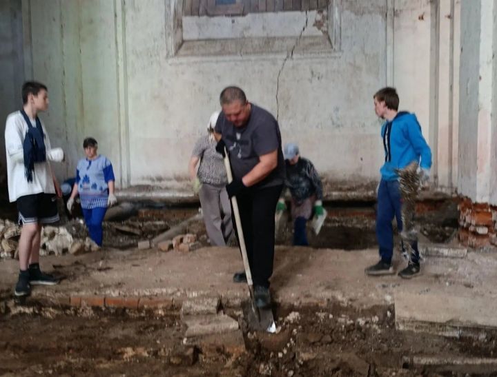 Восстановим святыню вместе: жители Спасского района начали расчистку храма в Танкеевке