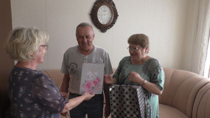 В Болгаре в День семьи, любви и верности поздравили супружескую чету Марковых