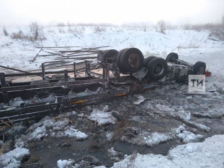 Страшная авария в Татарстане: «КамАЗ» вылетел в кювет, водитель погиб