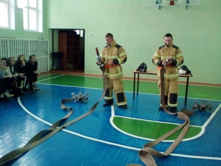 Школьников Спасского района научили обращаться с пожарным рукавом