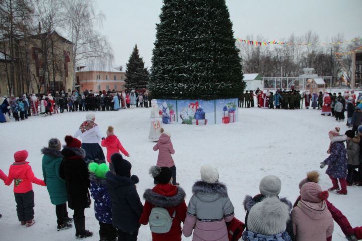 На центральной площади Болгара состоялось открытие новогодней ёлки