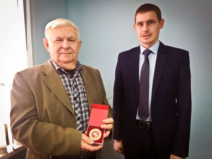 В Болгаре наградили ветерана труда Михаила Тюленёва (ФОТО)