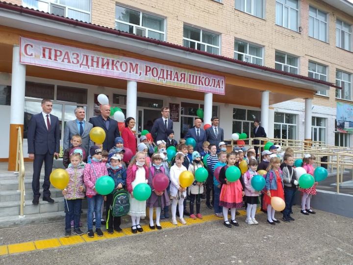 В Болгарской средней школе №1 вручили портфели первоклассникам (ФОТО)