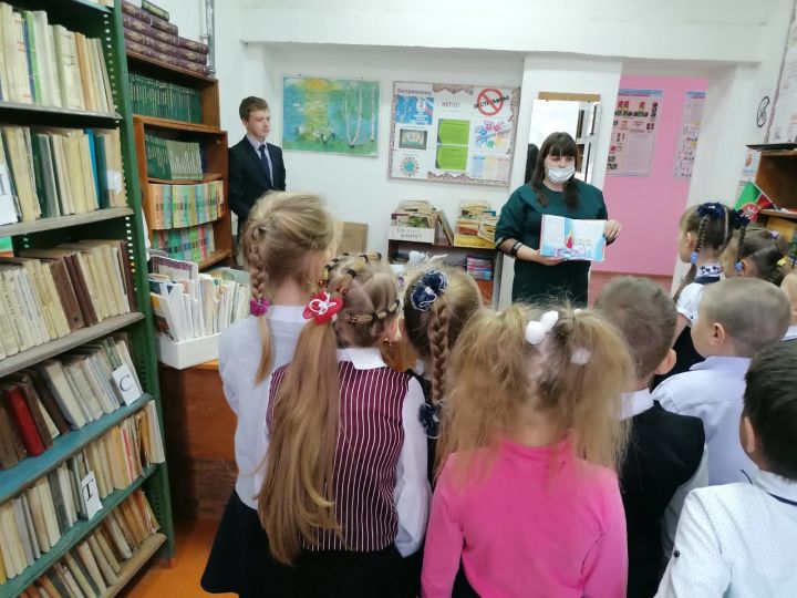 Первоклашки Полянской школы совершили увлекательное путешествие в сказочную страну-библиотеку