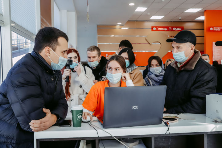 Министр по делам молодежи РТ встретился со студентами, помогающими с разрешением эпидемиологической ситуации