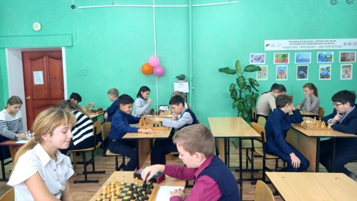Бураковские школьники сразились в шахматном турнире