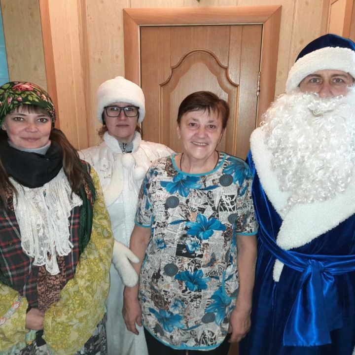 Пожилых и одиноких жителей Спасского района поздравили с наступающими праздниками 