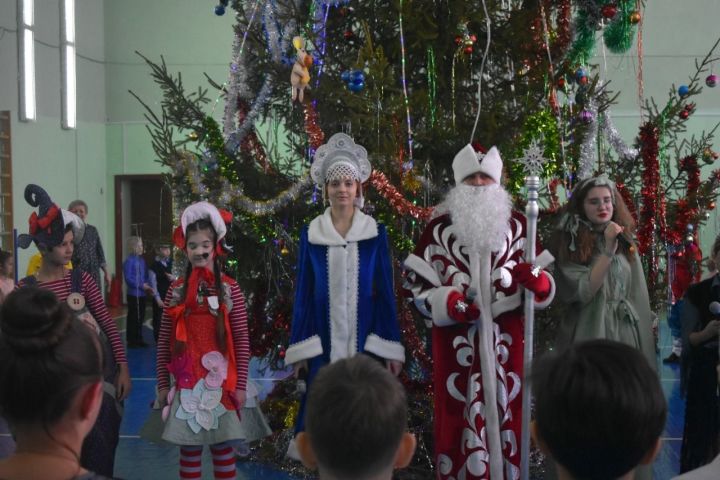 Во второй городской средней школе Болгара состоялись новогодние праздники для ребят