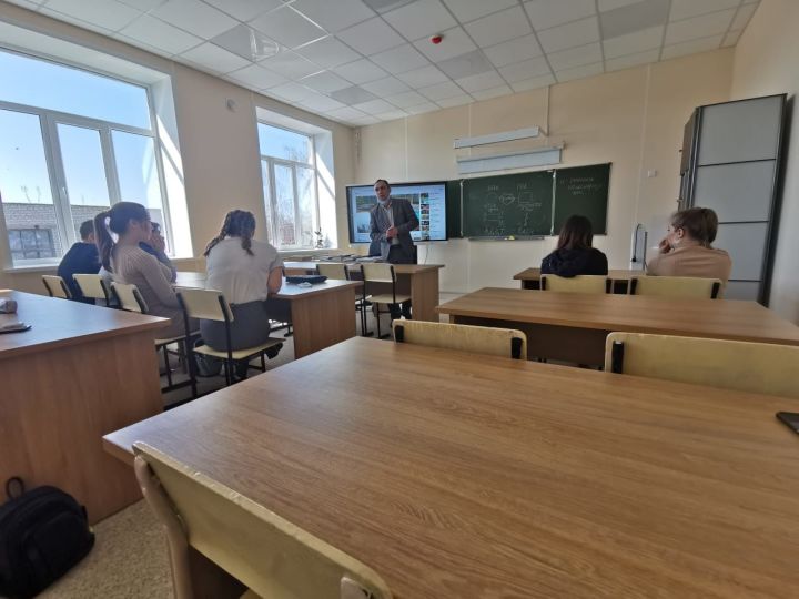 Ринат Вагапов прочитал студентам Спасского техникума лекцию о великих полководцах России