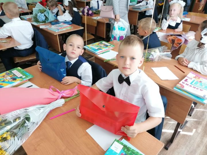 В Болгарской средней школе №1 состоялось торжественная линейка, посвященная Дню знаний