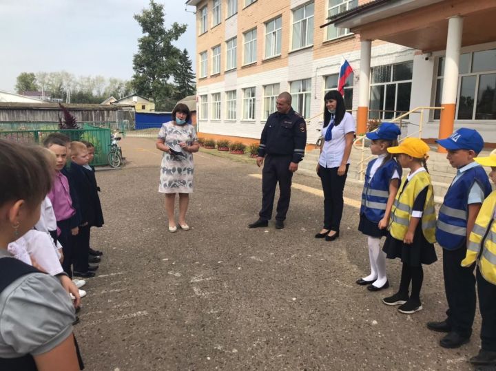 Сотрудники ГИБДД по Спасскому району поздравили детей из малоимущих семей с Днём знаний 