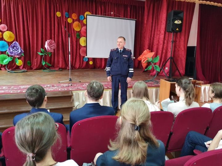 В Болгарской средней школе №2 состоялся открытый урок для старшеклассников