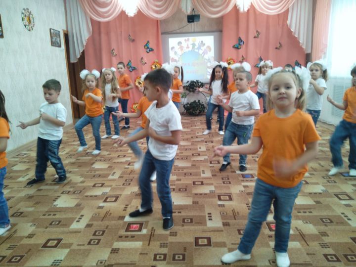 В Болгаре прошёл конкурс танцевальных флэшмобов  «Дети в дружбе живут»