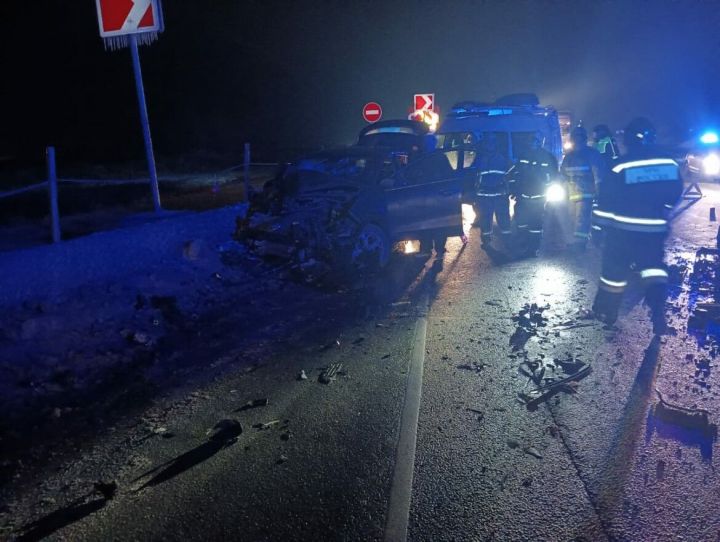 Один пассажир погиб в результате лобового столкновения двух автомобилей на трассе в Татарстане