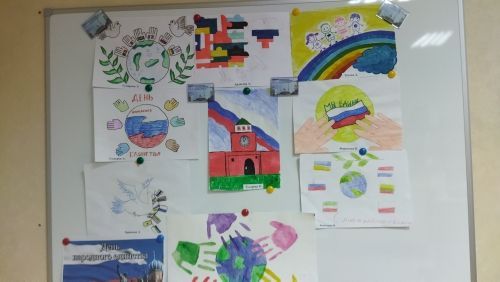 В детской библиотеке Болгара подвели итоги конкурса рисунков «Мы едины!»