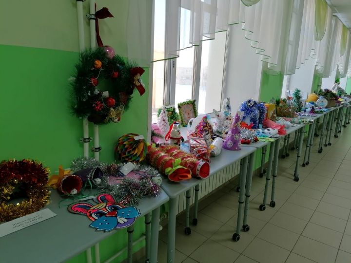 В первой городской школе прошёл конкурс игрушек «Новогодние фантазии»