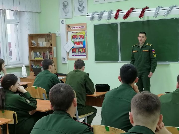 Кадетов Болгара посетил выпускник школы