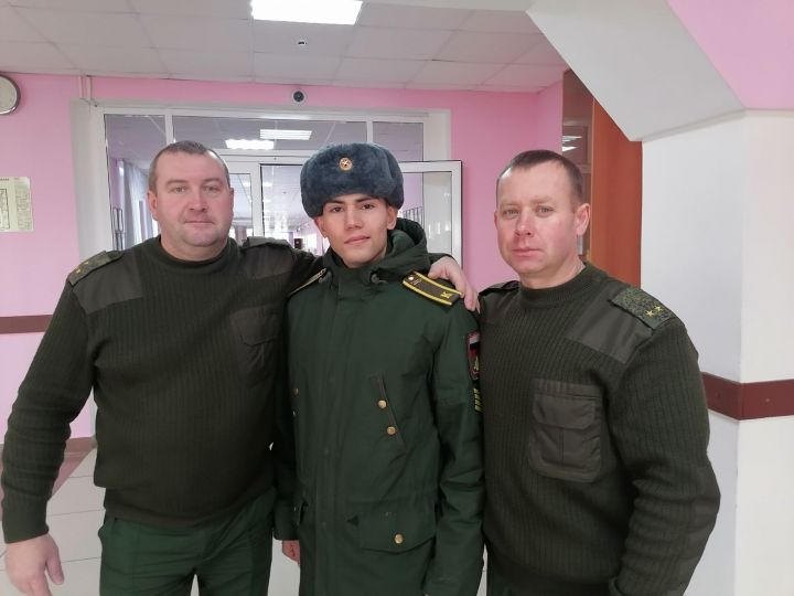 Кадетов Болгара посетил выпускник школы