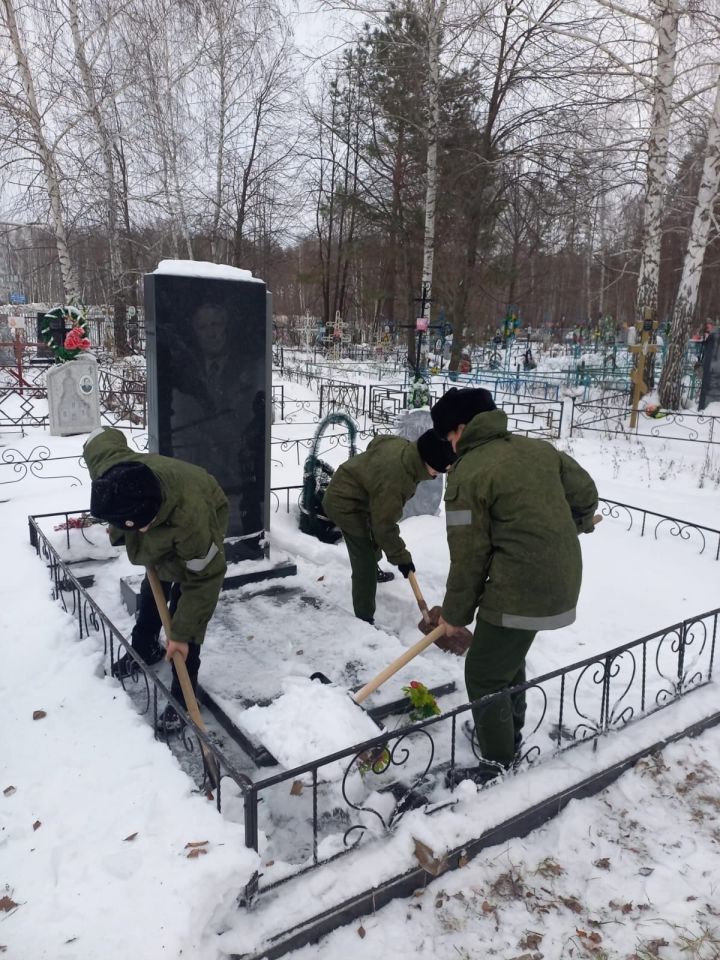 Болгарские кадеты посетили место захоронения полного кавалера ордена Славы