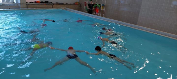 В бассейне «Дулкын» прошли соревнования по плаванию «Весёлые старты на воде»