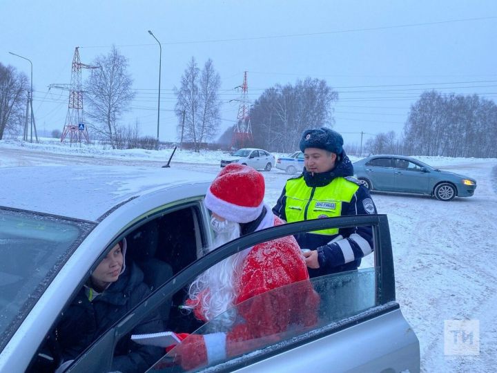 Сотрудники ГИБДД и Дед Мороз раздали подарки автомобилистам на дорогах Татарстана