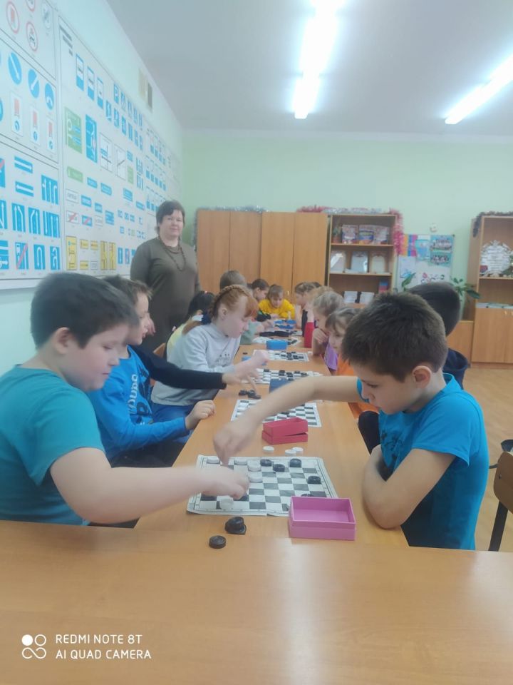 Для детей пришкольного лагеря второй школы Болгара провели турнир по шашкам