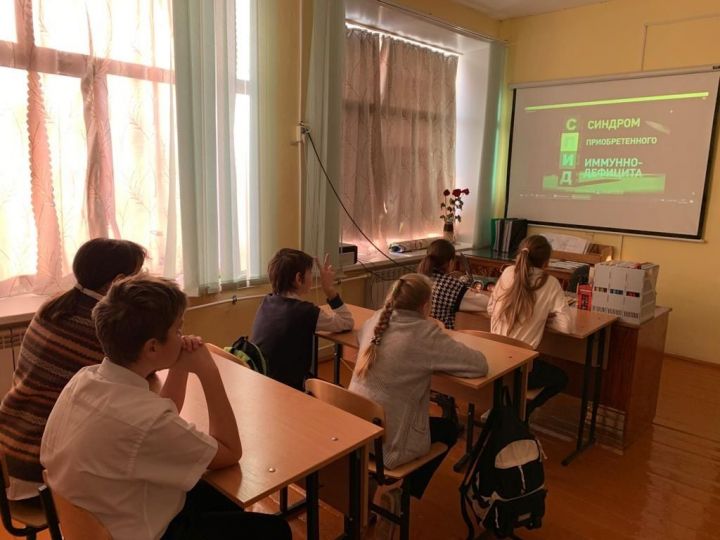 В пятом классе Полянской школе прошёл классный час «О беде по имени СПИД»