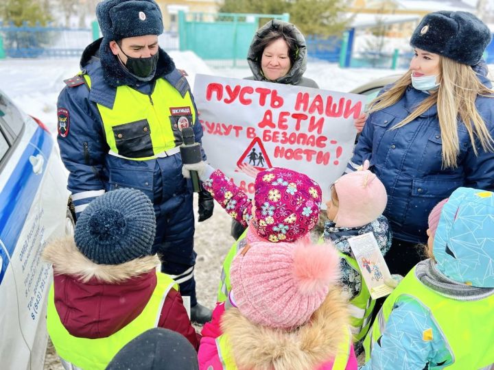 Детсадовцы Татарстана провели опрос среди автолюбителей о безопасности дорожного движения 