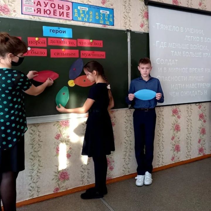 В первой городской школе прошёл информационный час «Героями не рождаются. Ему было всего 19»