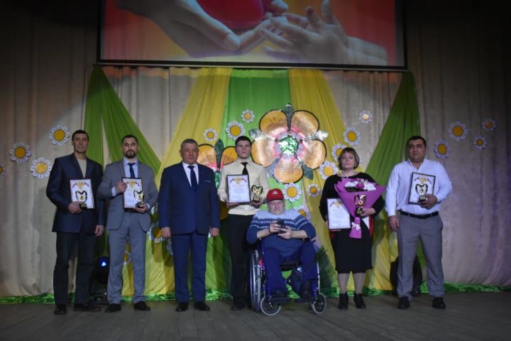 Глава Спасского района вручил дипломы и кубки благотворителям