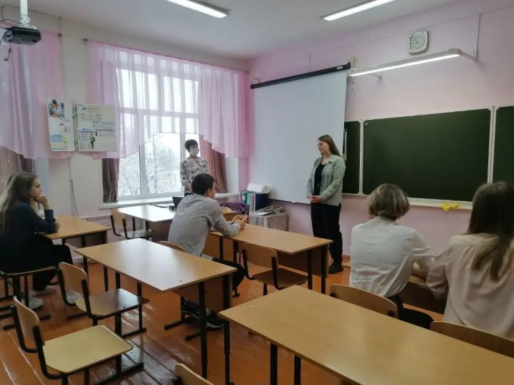 Полянскую школу посетила бывшая выпускница 