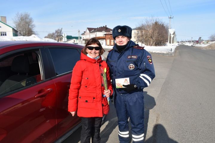 Сотрудники ГИБДД по Спасскому району поздравили автоледи с праздником&nbsp;