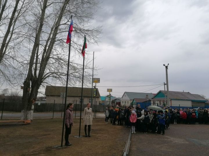 В первой городской школе занятия начались с подъёма флагов России и Татарстана