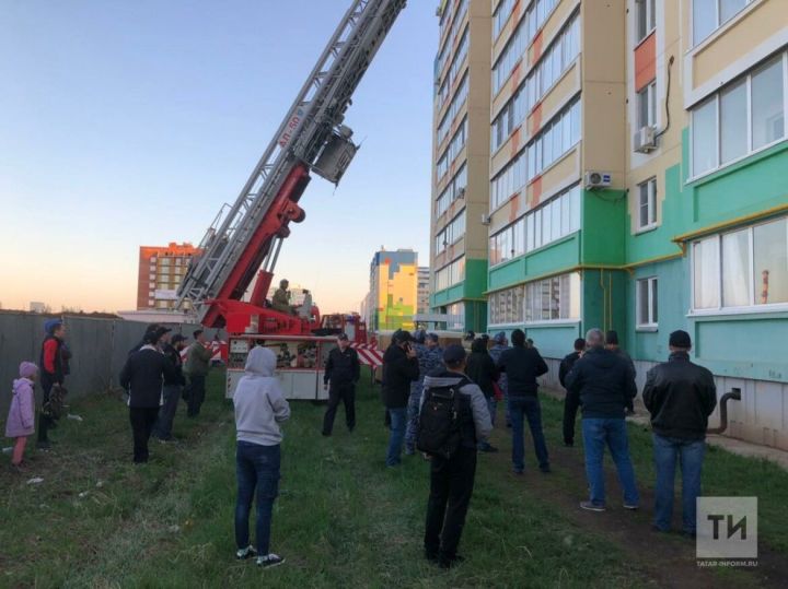 В Татарстане маленькая девочка выпала из окна