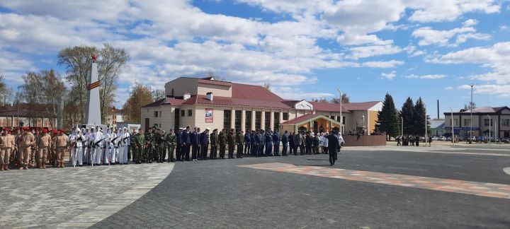 На центральной площади города полным ходом идёт подготовка к 9 мая